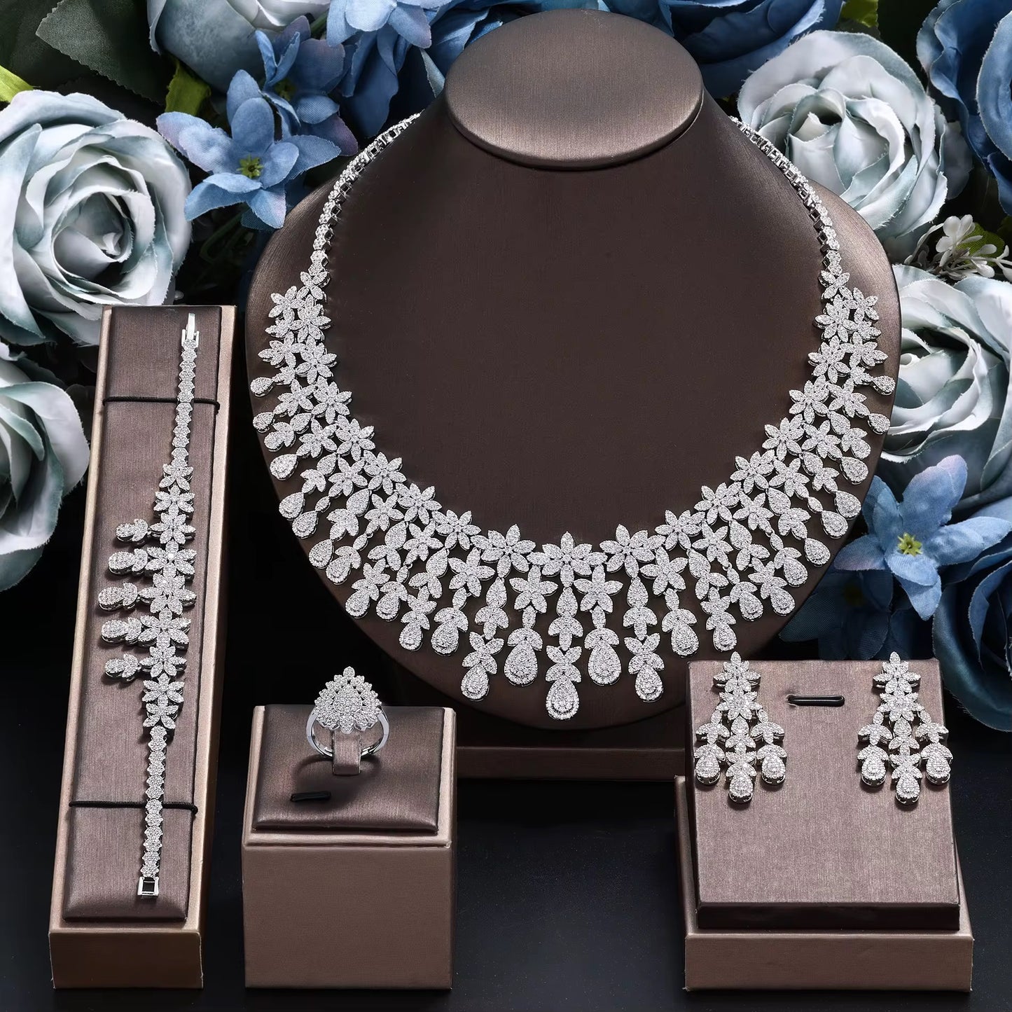 طقم زريكون راقٍ مطلي بالذهب الأبيض – أناقة تُحاكي الألماس