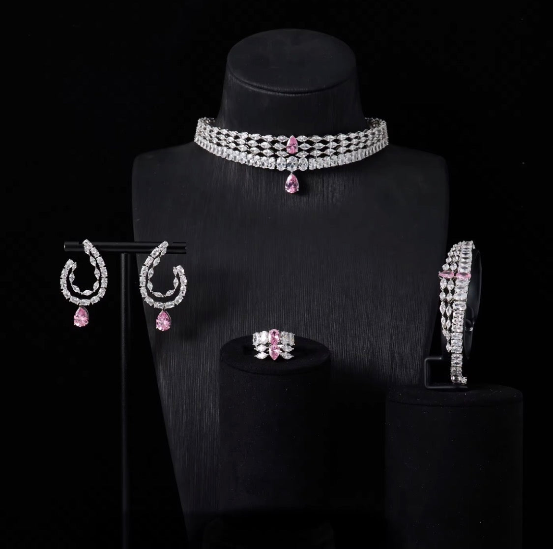 طقم زركون دق الماس فاخر مطلي بالذهب الأبيض لمعان يحاكي فخامة الألماس