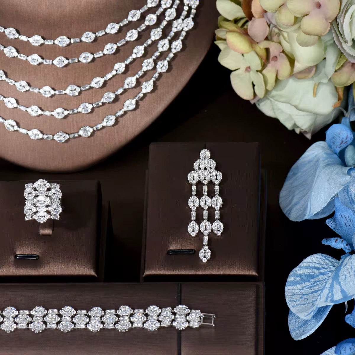 طقم زيركون فاخر "دقة ألماس" | مطلي بالذهب الأبيض وآمن على البشرة