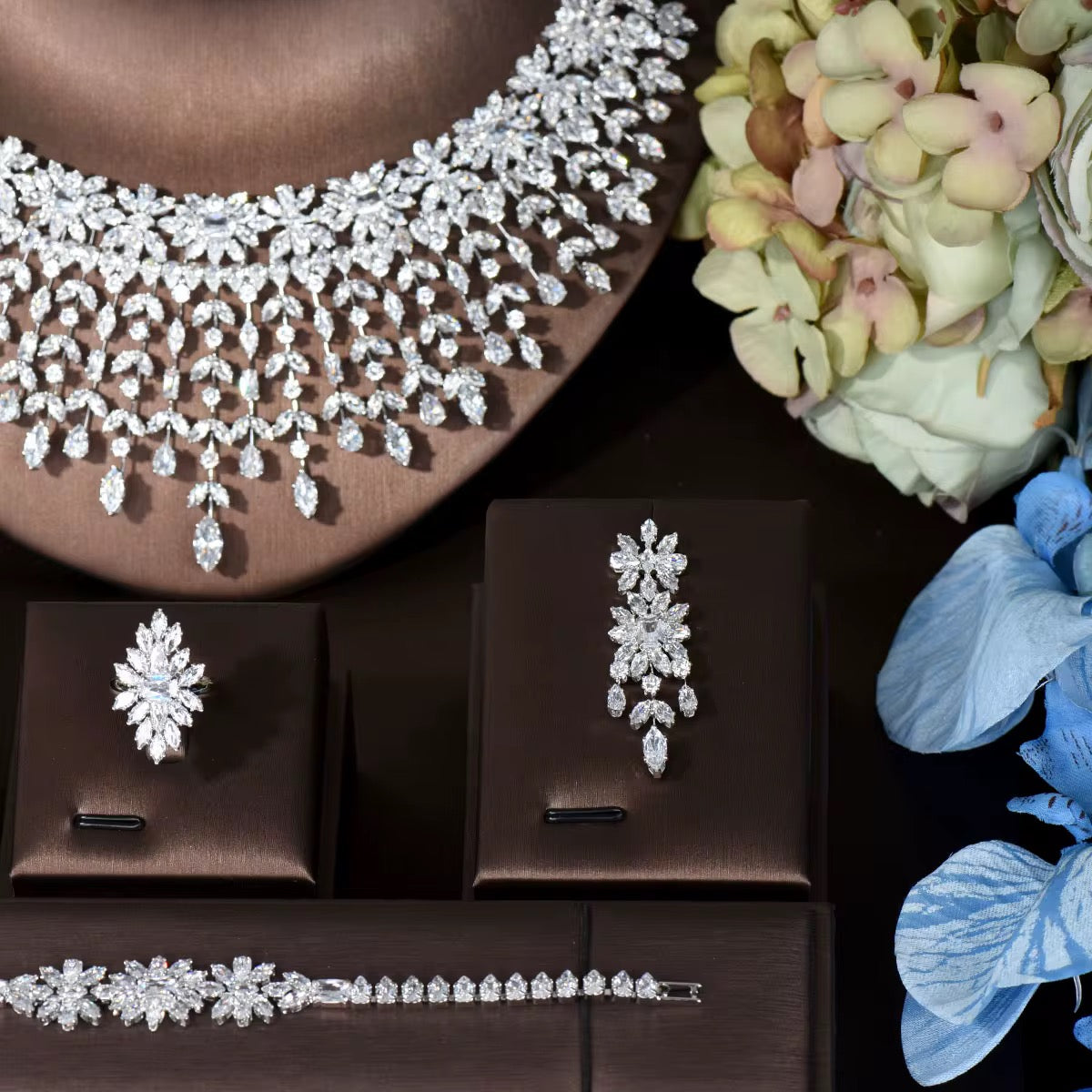 طقم مجوهرات زريكون فاخر مطلي بالذهب الأبيض - آمن للبشرة الحساسة