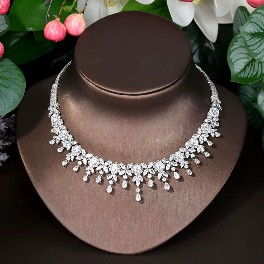 طقم زريكون فاخر مطلي بالذهب الأبيض (آمن للبشرة الحساسة)