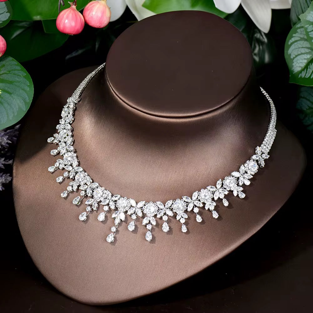 طقم زريكون فاخر مطلي بالذهب الأبيض (آمن للبشرة الحساسة)