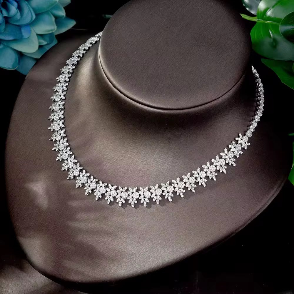 طقم زريكون فاخر مطلي بالذهب الأبيض (آمن للبشرة الحساسة)