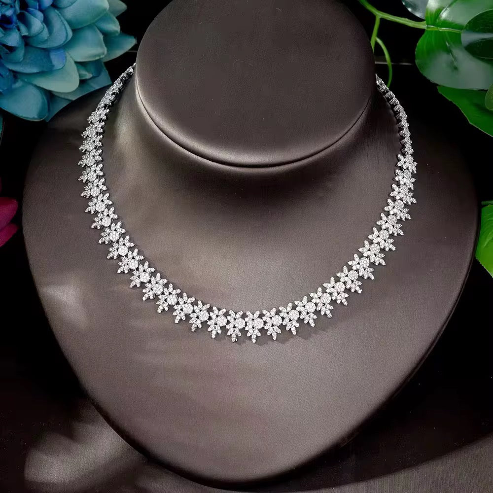 طقم زريكون فاخر مطلي بالذهب الأبيض (آمن للبشرة الحساسة)