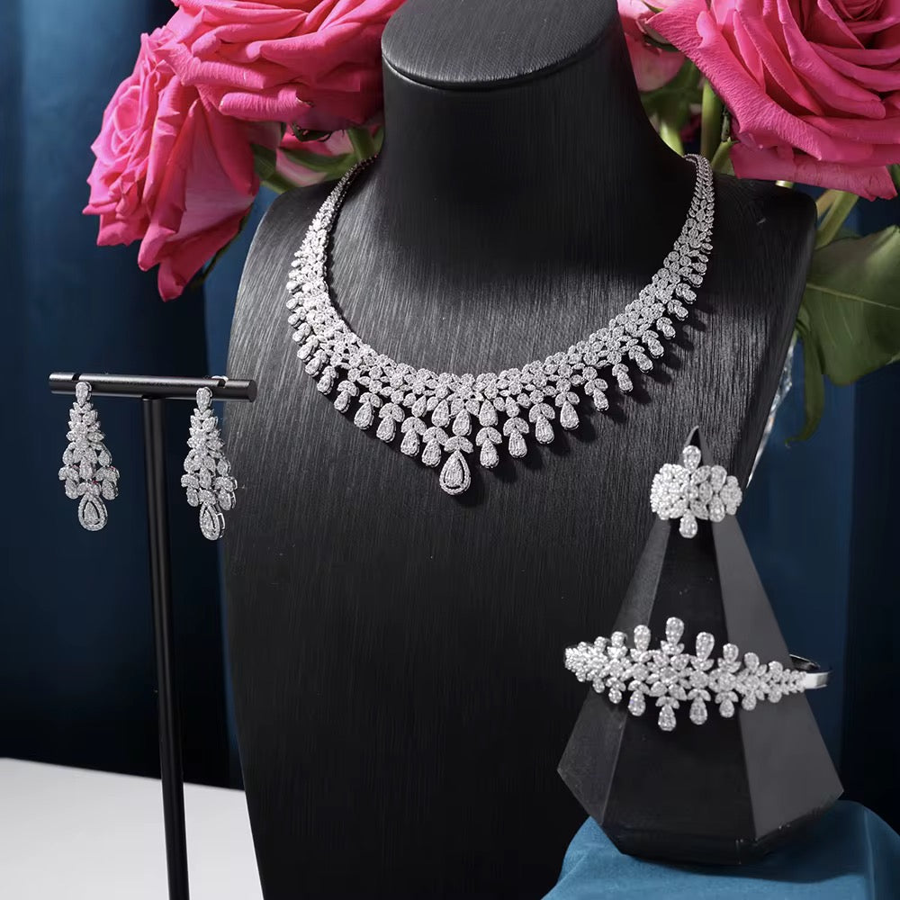 طقم زريكون فاخر مطلي بالذهب الأبيض – فخامة تلامس بشرتك برقة