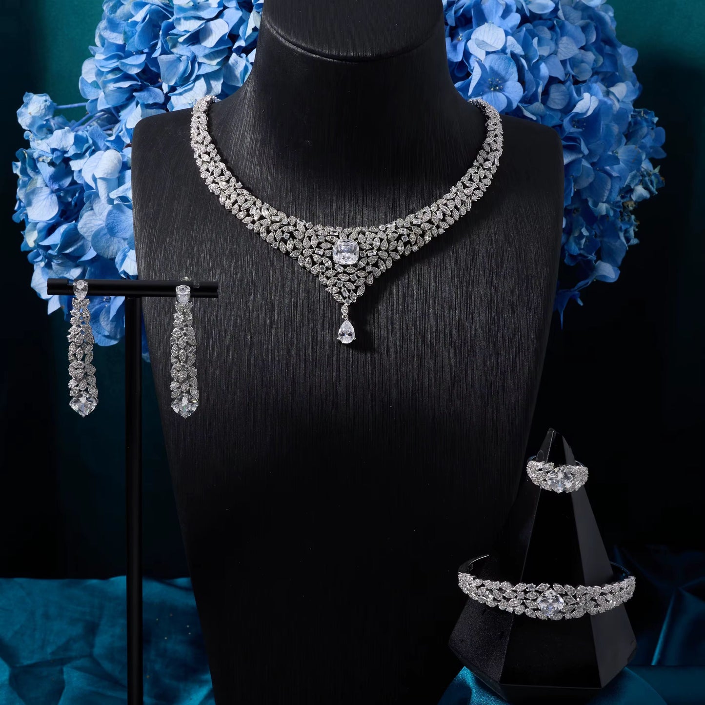 مجوهرات الزركونيا الفاخرة: دقة الماس | مطلية بالفضة عالية الجودة ومضادة للحساسية