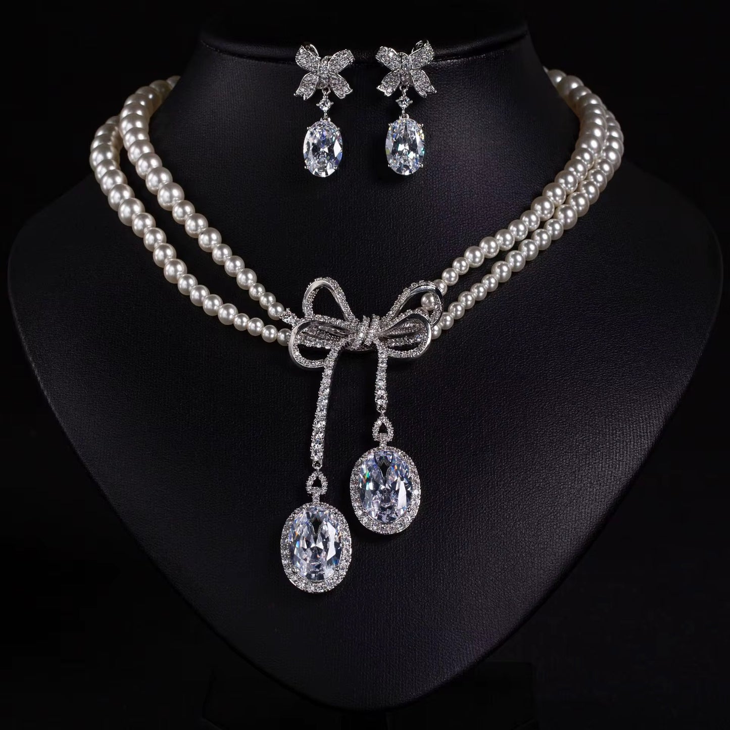 طقم أنيق من اللؤلؤ والزركونيا: لمسة أنثوية ناعمة وبريق يشبه الألماس