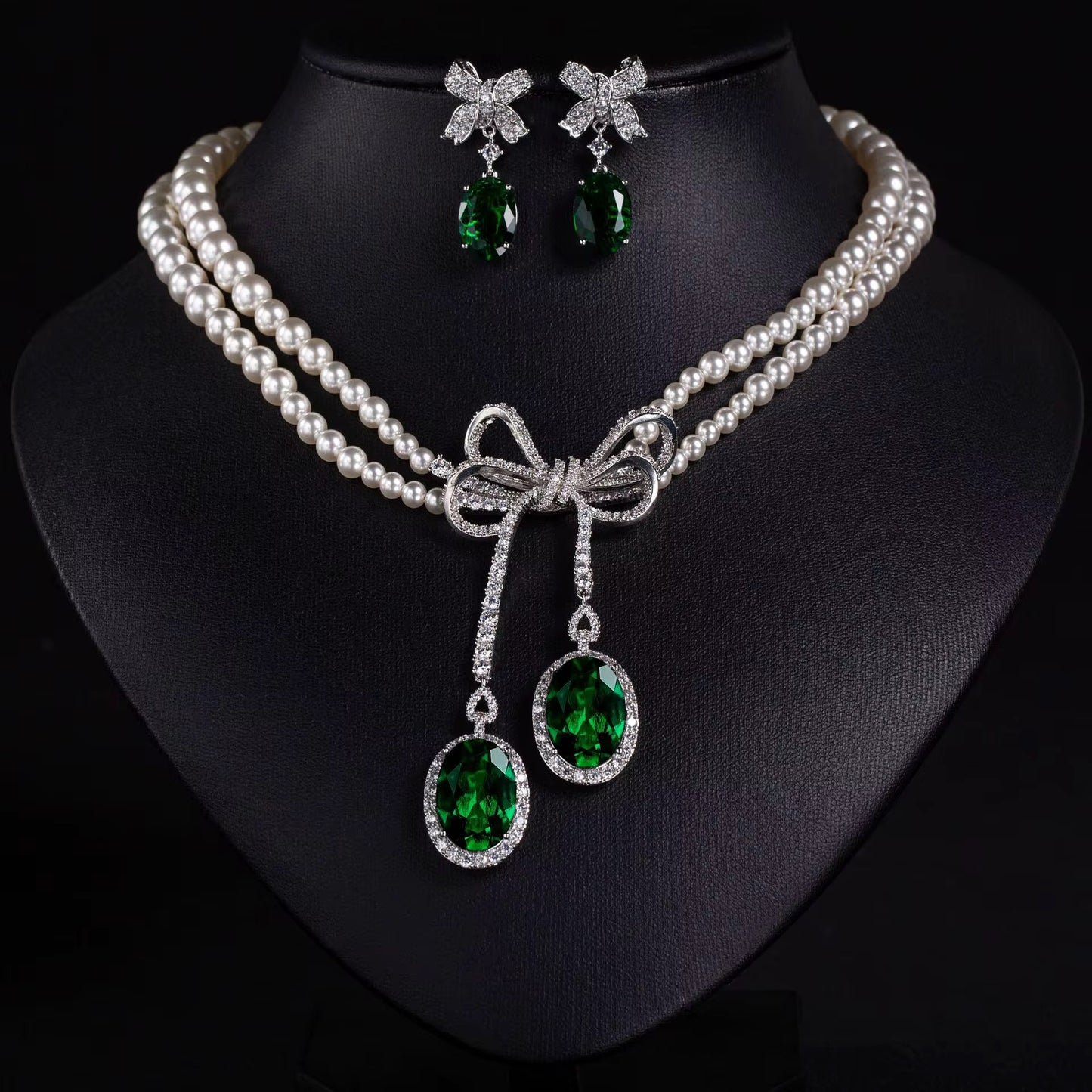 طقم أنيق من اللؤلؤ والزركونيا: لمسة أنثوية ناعمة وبريق يشبه الألماس