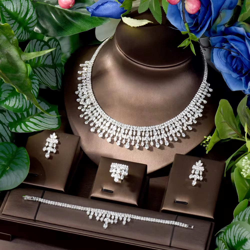 طقم زركونيا أنيق: بريق يشبه الماس مع طلاء الروديوم والذهب الأبيض