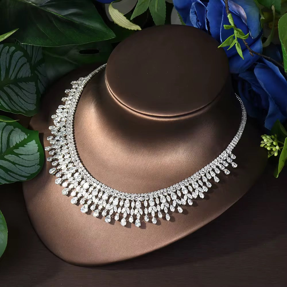 طقم زركونيا أنيق: بريق يشبه الماس مع طلاء الروديوم والذهب الأبيض