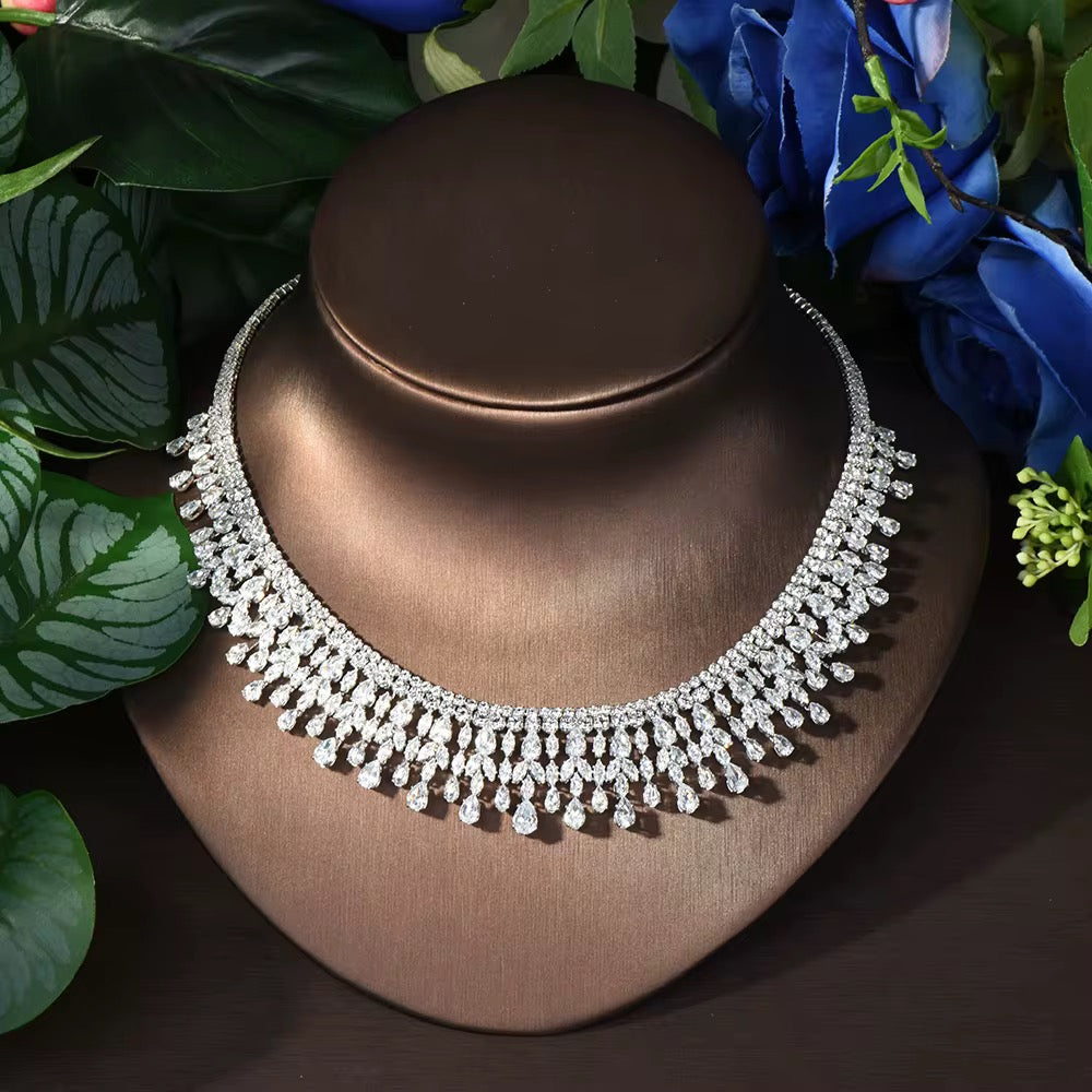 طقم زركونيا أنيق: بريق يشبه الماس مع طلاء الروديوم والذهب الأبيض