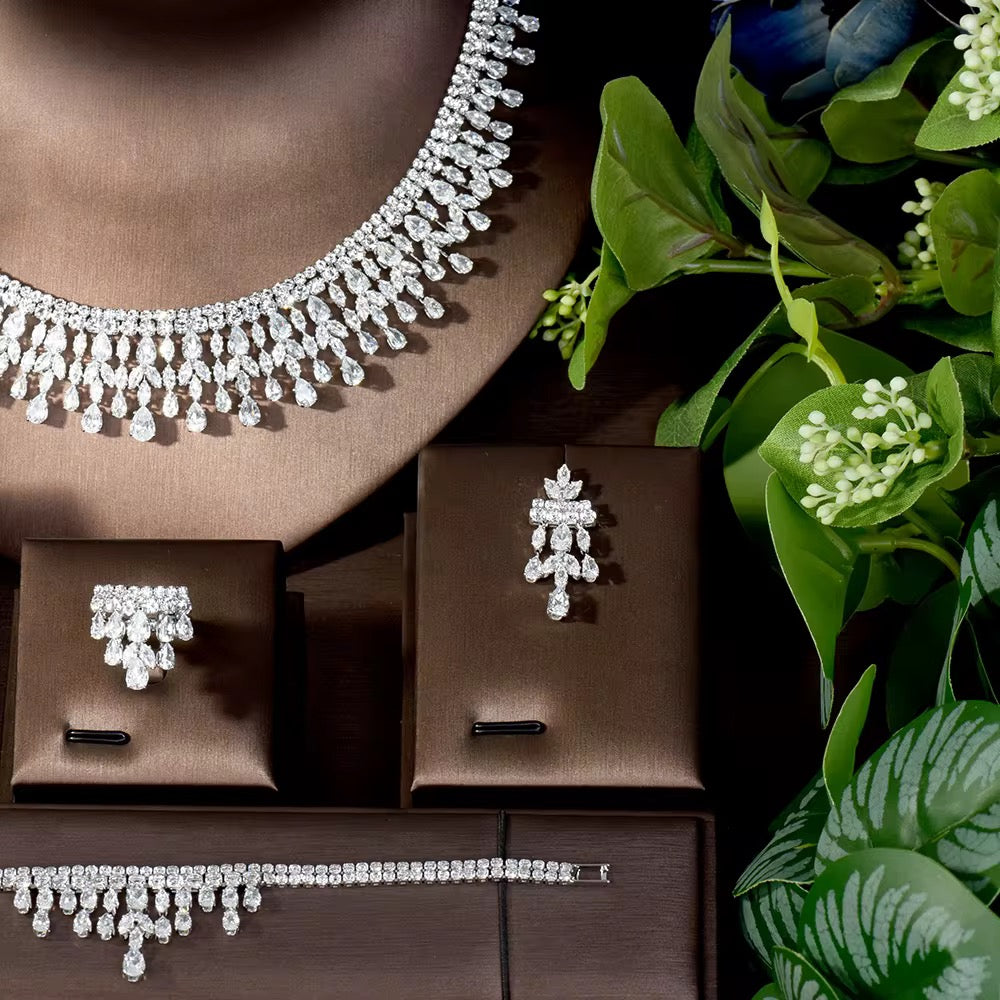 طقم زركونيا أنيق: بريق يشبه الماس مع طلاء الروديوم والذهب الأبيض