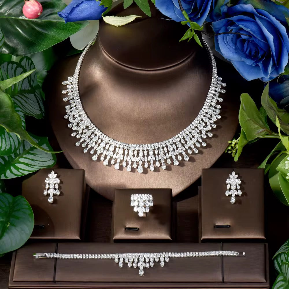 طقم زركونيا أنيق: بريق يشبه الماس مع طلاء الروديوم والذهب الأبيض