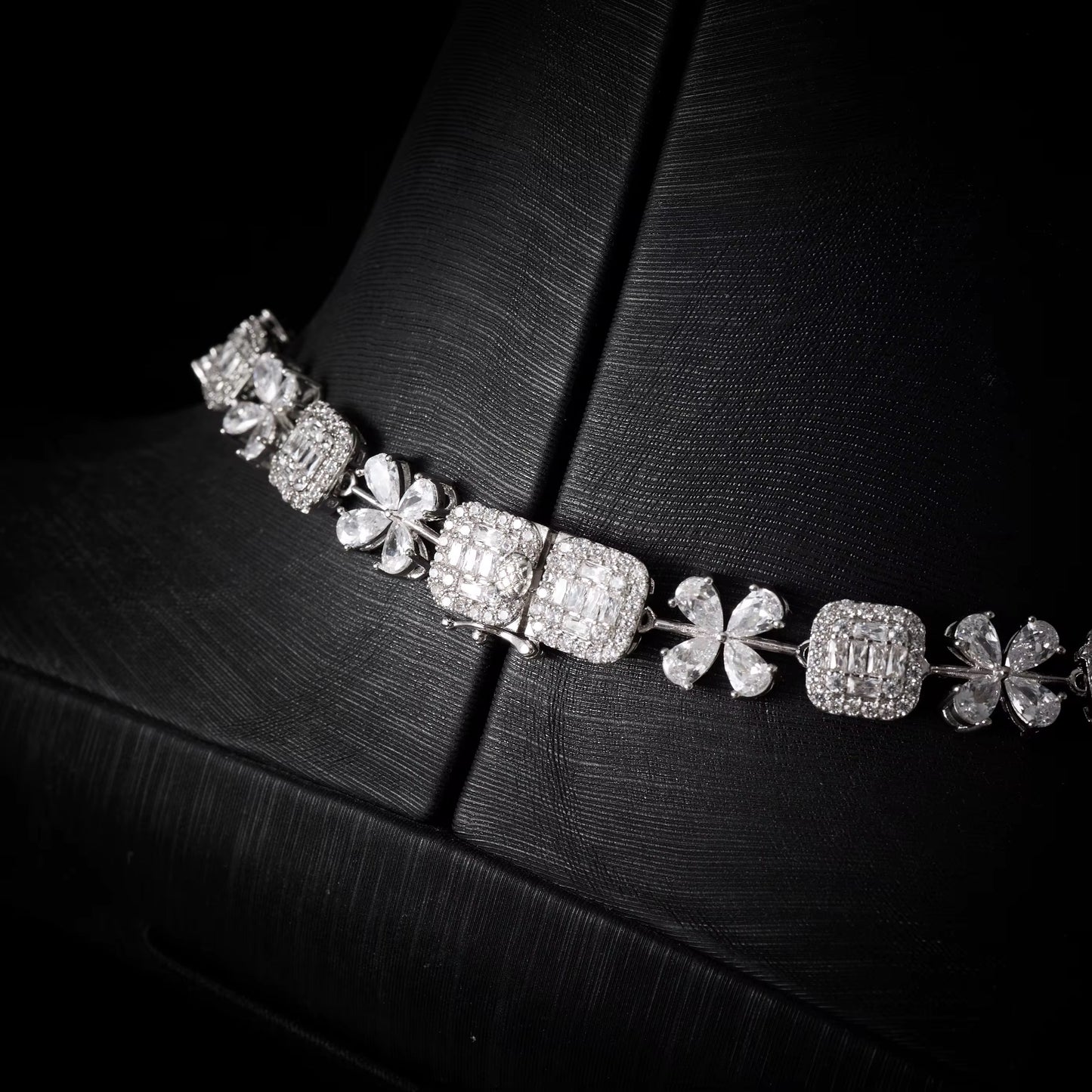 طقم زركون فاخر مطلي بالذهب – بريق وأناقة يدومان