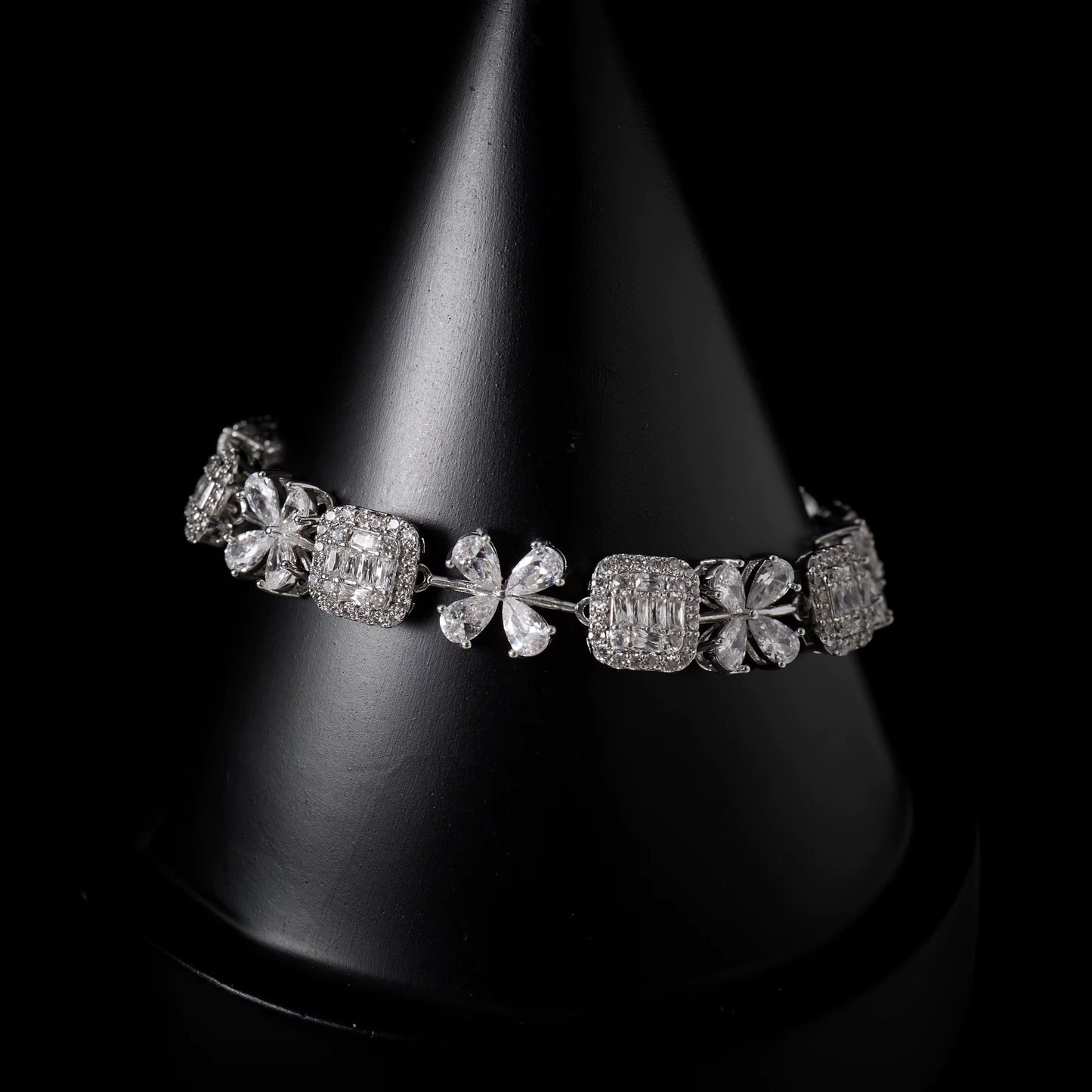 طقم زركون فاخر مطلي بالذهب – بريق وأناقة يدومان