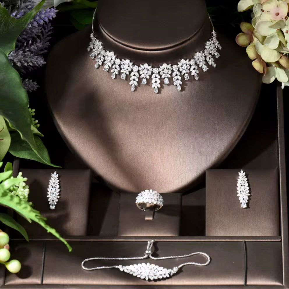 طقم زركون فاخر مطلي بالذهب الأبيض - إشراقة وأناقة تدومان