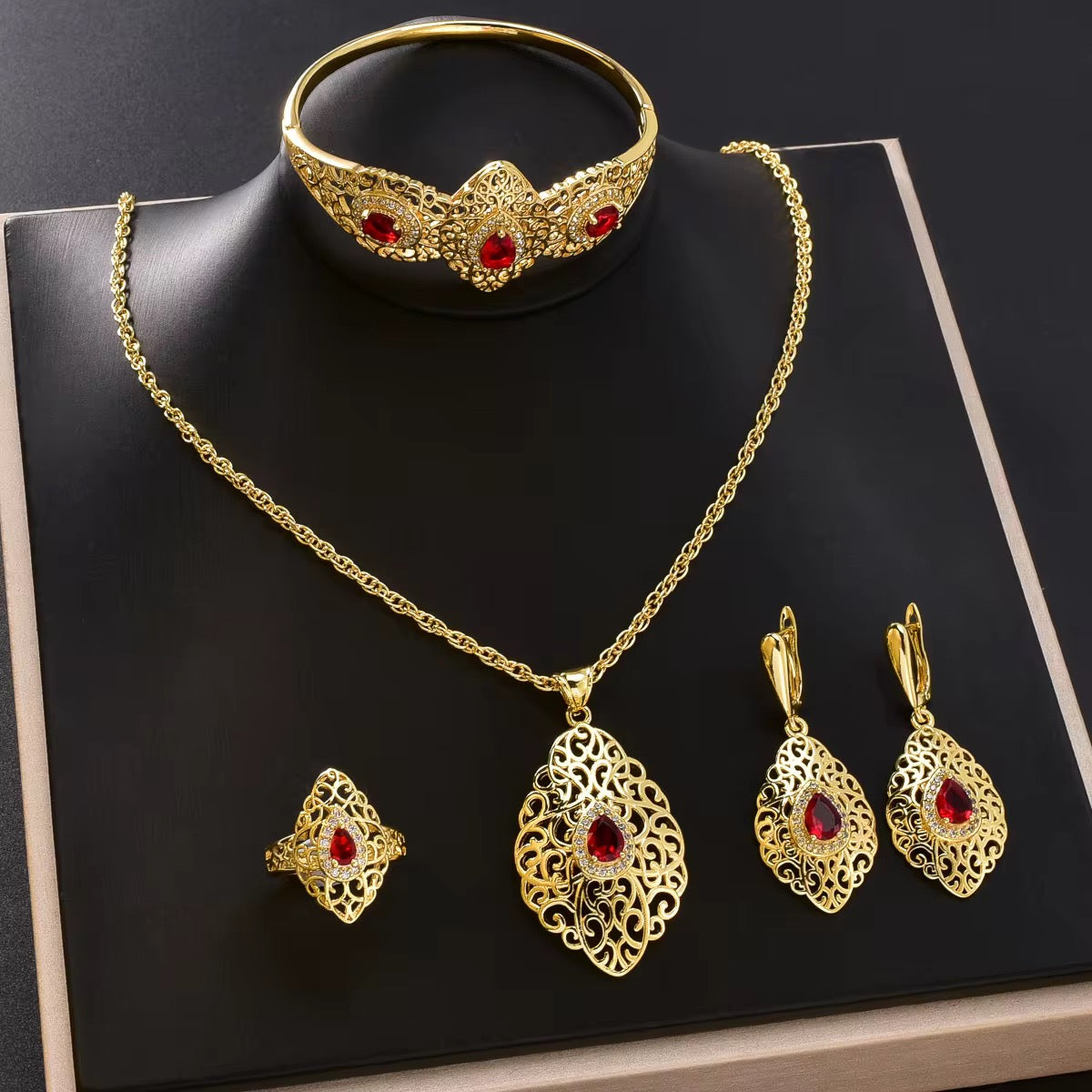 طقم فاخر مطلي بالذهب عيار 18 قيراطًا - تألق بفخامة الذهب الحقيقي