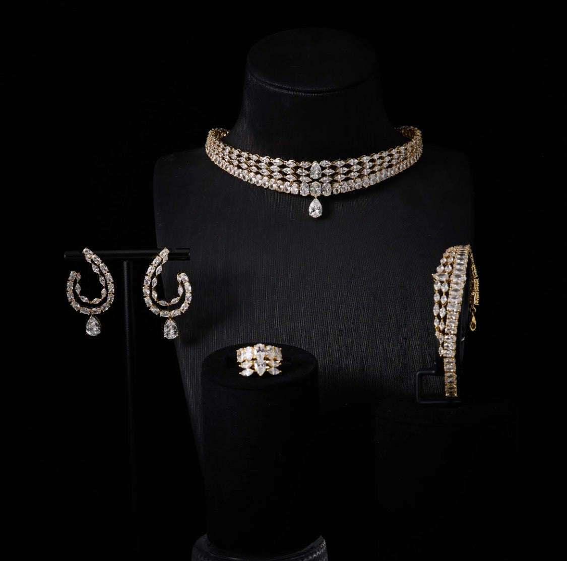 طقم زركون دق الماس  فاخر مطلي بالذهب الأبيض لمعان يحاكي فخامة الألماس