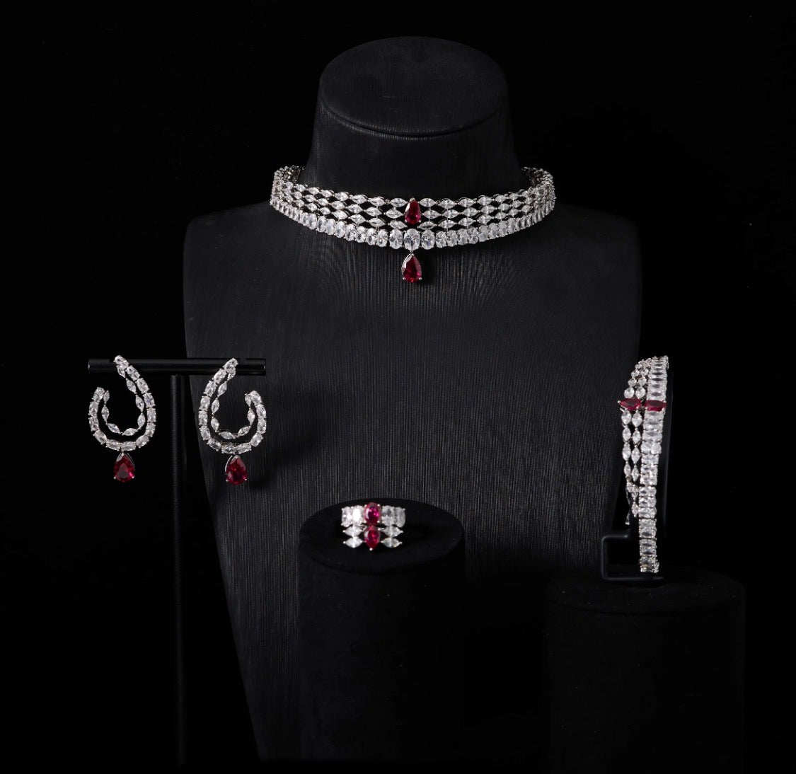 طقم زركون دق الماس  فاخر مطلي بالذهب الأبيض لمعان يحاكي فخامة الألماس