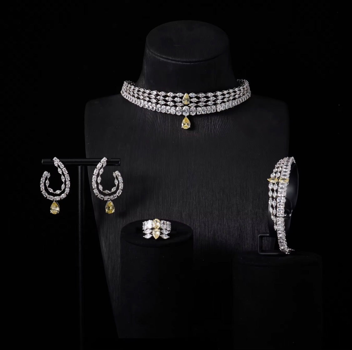 طقم زركون دق الماس  فاخر مطلي بالذهب الأبيض لمعان يحاكي فخامة الألماس