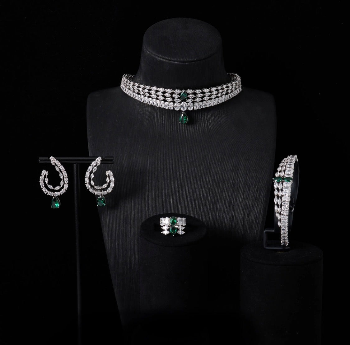 طقم زركون دق الماس  فاخر مطلي بالذهب الأبيض لمعان يحاكي فخامة الألماس