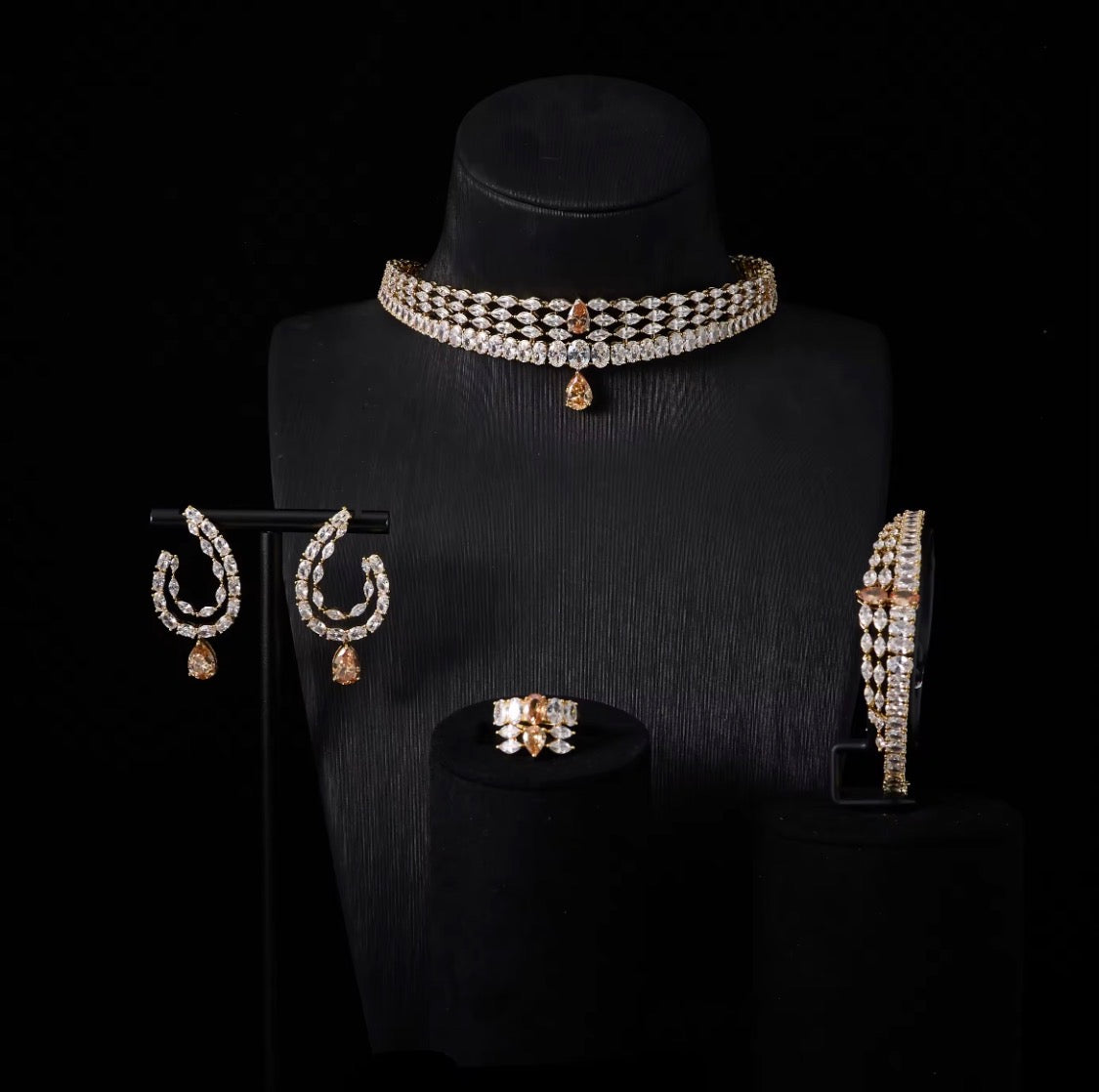 طقم زركون دق الماس  فاخر مطلي بالذهب الأبيض لمعان يحاكي فخامة الألماس