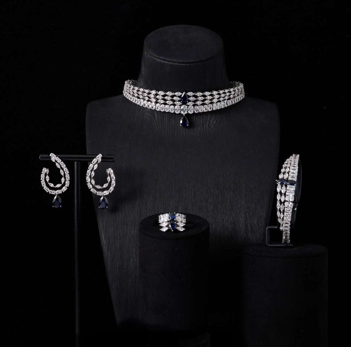 طقم زركون دق الماس  فاخر مطلي بالذهب الأبيض لمعان يحاكي فخامة الألماس